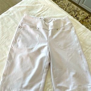 White tails brand, Capri golf shorts with lots of‎ stretch